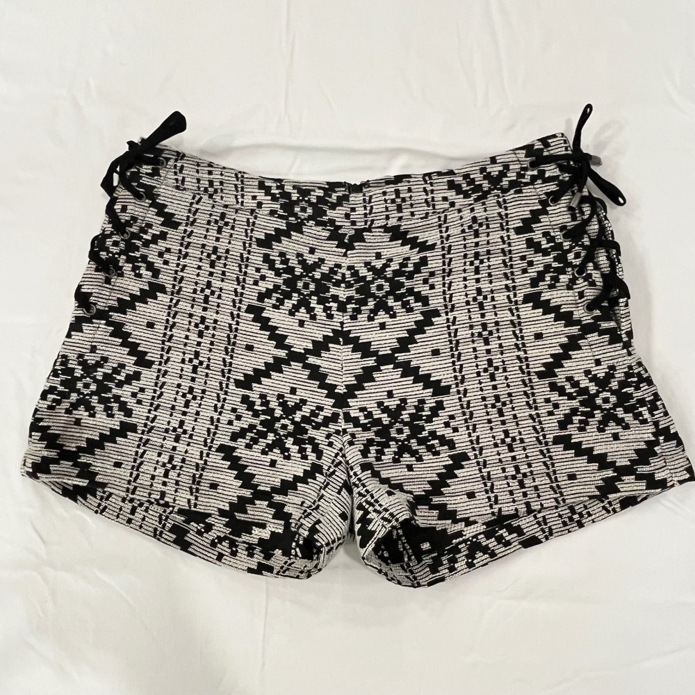 Who What Wear Women's Size‎ 6 Aztec Print Lace Up Side Shorts Black White